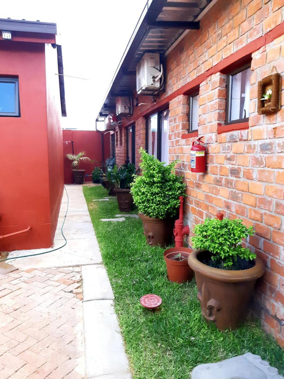 Niilo'S Guesthouse Rundu Exterior foto